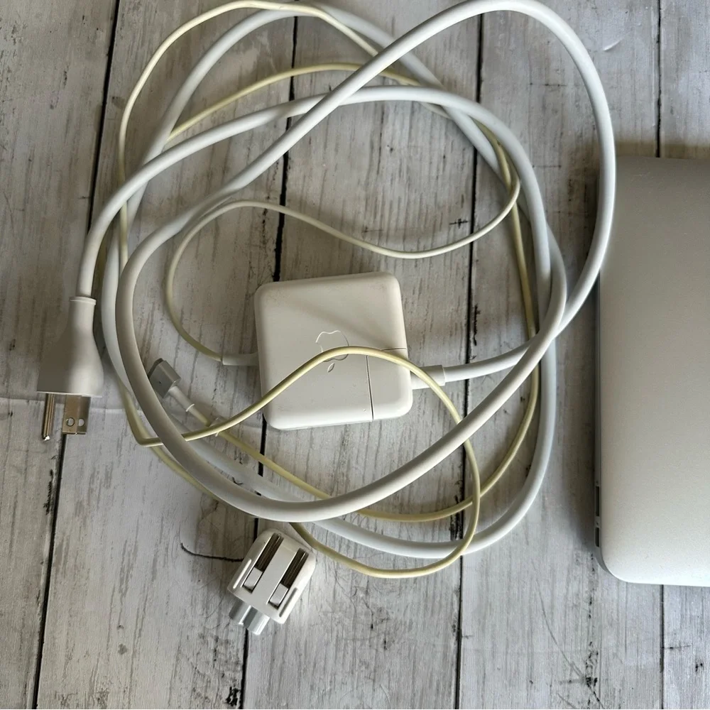PREOWNED APPLE MACBOOK AIR MODEL A1465 SILVER 11” LAPTOP 256GB